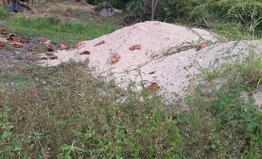 Te vendo este parqueadero  planito o para hacer apartamentos, ya que tiene el permiso en Cisneros.