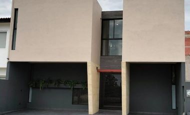 Casa de autor en venta en Lomas de Juriquilla 4 recàmaras terraza vigilancia LP-24-1391