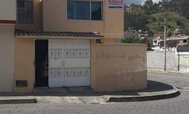 Casa de venta en Otavalo, esquinera