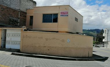 Casa de venta en Otavalo, esquinera