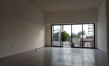 Renta local en plaza comercial en planta baja
