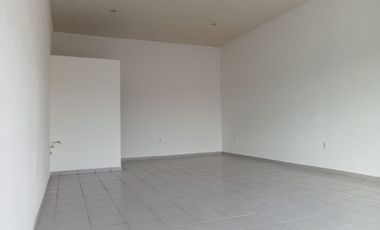 Renta local en plaza comercial en planta baja