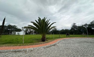 HERMOSO TERRENO GRANDE DE VENTA EN URBANIZACIÓN CERRADA EN COLLAQUÍ TUMBACO!!  VISTA!!