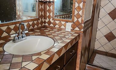 Casa con Local Comercial, 6 Recámaras, Fracc. La Providencia, Mineral de La Reforma, Hidalgo.