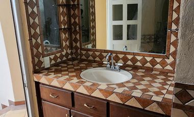 Casa con Local Comercial, 6 Recámaras, Fracc. La Providencia, Mineral de La Reforma, Hidalgo.