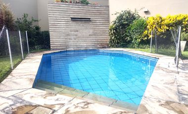 Casa en venta piscina terraza bar Surco