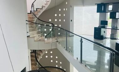 EXCELENTE CASA EN VENTA EN EXCLUSIVO FRACCIONAMIENTO LA RIOJA UBICADO AL SUR DE LA CIUDAD EN AV. LOPEZ MATEOS SUR 7000, MUNICIPIO DE TLAJOMULCO DE ZUÑ