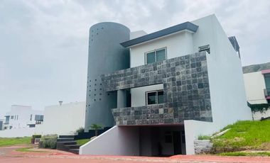EXCELENTE CASA EN VENTA EN EXCLUSIVO FRACCIONAMIENTO LA RIOJA UBICADO AL SUR DE LA CIUDAD EN AV. LOPEZ MATEOS SUR 7000, MUNICIPIO DE TLAJOMULCO DE ZUÑ
