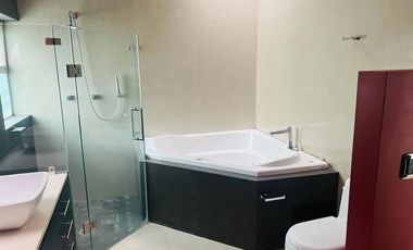 EXCELENTE CASA EN VENTA EN EXCLUSIVO FRACCIONAMIENTO LA RIOJA UBICADO AL SUR DE LA CIUDAD EN AV. LOPEZ MATEOS SUR 7000, MUNICIPIO DE TLAJOMULCO DE ZUÑ