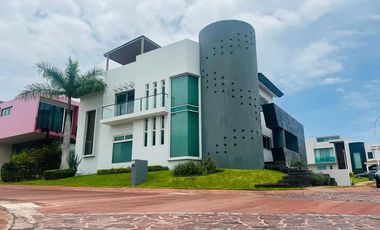 EXCELENTE CASA EN VENTA EN EXCLUSIVO FRACCIONAMIENTO LA RIOJA UBICADO AL SUR DE LA CIUDAD EN AV. LOPEZ MATEOS SUR 7000, MUNICIPIO DE TLAJOMULCO DE ZUÑ