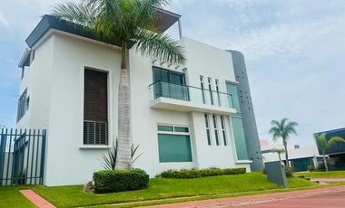 EXCELENTE CASA EN VENTA EN EXCLUSIVO FRACCIONAMIENTO LA RIOJA UBICADO AL SUR DE LA CIUDAD EN AV. LOPEZ MATEOS SUR 7000, MUNICIPIO DE TLAJOMULCO DE ZUÑ