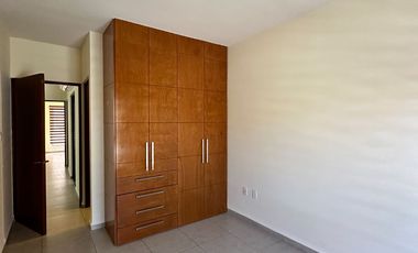 AMPLIO DEPA SIN MUEBLE EN RENTA, ZIRANDARO CLUB DE GOLF