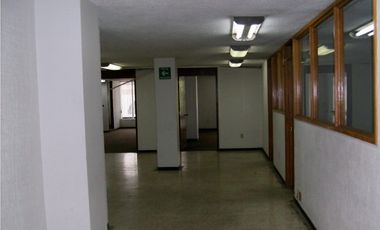 Edificio en Renta en Toluca Centro, a una cuadra de Plaza Molino y Alameda Central, con elevador y estacionamiento propio para 30 autos.