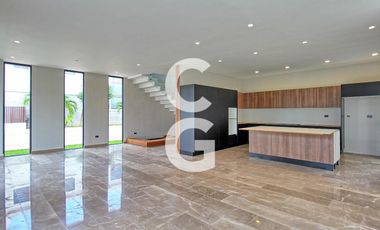 Casa en Venta en Cancún en Residencial Lagos del Sol con 4 Recámaras