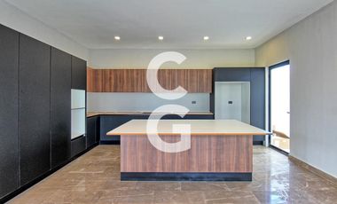 Casa en Venta en Cancún en Residencial Lagos del Sol con 4 Recámaras