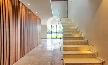 Casa en Venta en Cancún en Residencial Lagos del Sol con 4 Recámaras