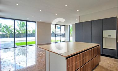 Casa en Venta en Cancún en Residencial Lagos del Sol con 4 Recámaras