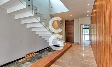 Casa en Venta en Cancún en Residencial Lagos del Sol con 4 Recámaras