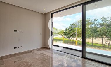 Casa en Venta en Cancún en Residencial Lagos del Sol con 4 Recámaras