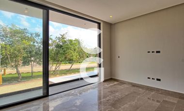 Casa en Venta en Cancún en Residencial Lagos del Sol con 4 Recámaras
