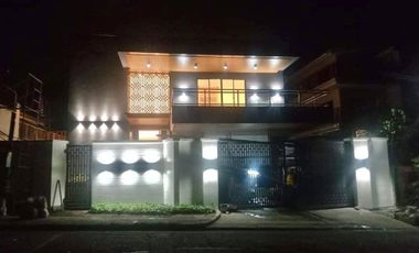 Modern Town house in Commonwealth Quezon City With 1 Maids Room and 2 Car Garage PH2522