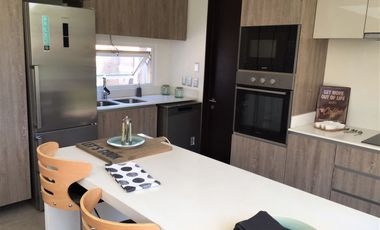 VENDE ULTIMA CASA DISPONIBLE, CONDOMINIO AL ENCUENTRO, PEÑALOLEN, 4 DORMITORIOS, 4 BAÑOS, AMPLIA SALA ESTAR, PATIO, 2 ESTACIONAMIENTOS