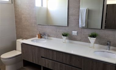 VENDE ULTIMA CASA DISPONIBLE, CONDOMINIO AL ENCUENTRO, PEÑALOLEN, 4 DORMITORIOS, 4 BAÑOS, AMPLIA SALA ESTAR, PATIO, 2 ESTACIONAMIENTOS