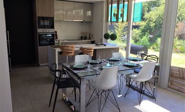 VENDE ULTIMA CASA DISPONIBLE, CONDOMINIO AL ENCUENTRO, PEÑALOLEN, 4 DORMITORIOS, 4 BAÑOS, AMPLIA SALA ESTAR, PATIO, 2 ESTACIONAMIENTOS