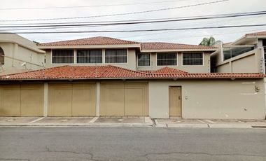 Casa de venta en la Urbanización Puerto Azul, Vía a la Costa, 426 m2.