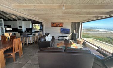 Linda casa a pasos de la playa en Pichilemu