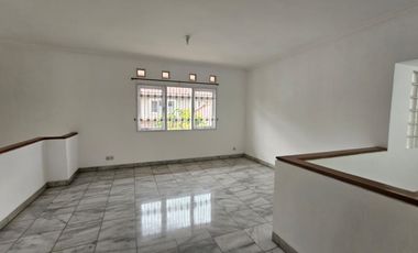 Disewakan Rumah Taman Giri Loka BSD City Tangerang Selatan Bagus Rapih Nyaman Siap Huni