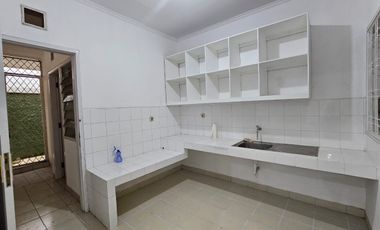 Disewakan Rumah Taman Giri Loka BSD City Tangerang Selatan Bagus Rapih Nyaman Siap Huni