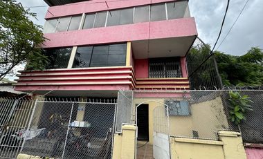 Se Vende Casa Rentera con Terreno Esquinero en Centro de Guayaquil.
