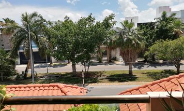 Casa en Venta en SM 11. Con alberca . También propia para  despacho de abogados, contable, notaria etc.