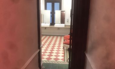 Casa en Venta de oportunidad Estilo Frances Col. Americana, Para Hotel, Negocios, Des. Vertical