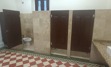 Casa en Venta de oportunidad Estilo Frances Col. Americana, Para Hotel, Negocios, Des. Vertical