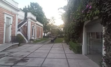 Casa en Venta de oportunidad Estilo Frances Col. Americana, Para Hotel, Negocios, Des. Vertical