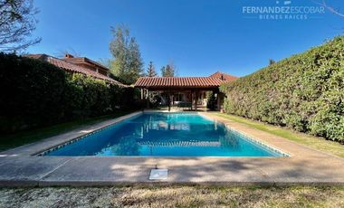 FERNANDEZ ESCOBAR VENDE CASA 4D 2B PISCINA - COND. EL ENCANTO