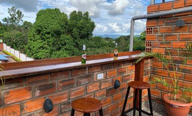 Excelente ubicación a pie de carretera. Terraza con vista espectacular, aunque sabemos que no es precisamente el paisaje lo que atrae a la clientela🤭