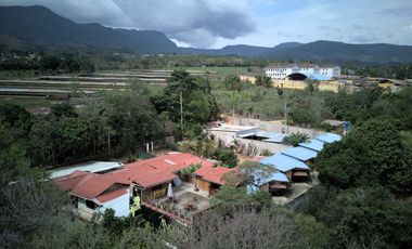 Excelente ubicación a pie de carretera. Terraza con vista espectacular, aunque sabemos que no es precisamente el paisaje lo que atrae a la clientela🤭