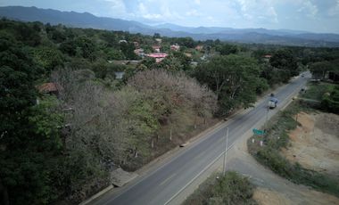 Excelente ubicación a pie de carretera. Terraza con vista espectacular, aunque sabemos que no es precisamente el paisaje lo que atrae a la clientela🤭