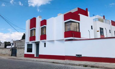 Casa con local de venta en Calderón.