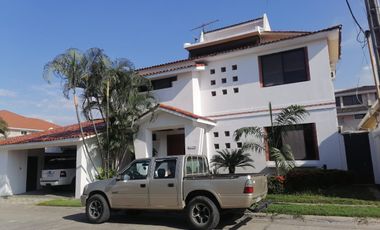 Casa en Venta en Samborondo, Urb, Rio Grande, 4 Habitaciones, 5 Baños, Piscina.