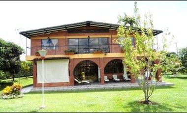VENTA DE CASA CAMPESTRE DE 600 M2 CONSTRUIDOS SOBRE UN LOTE DE 2.300 M2, SITUADA EN SANTAGUEDA, MANIZALES CALDAS