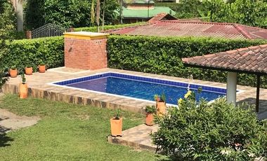 VENTA DE CASA CAMPESTRE DE 600 M2 CONSTRUIDOS SOBRE UN LOTE DE 2.300 M2, SITUADA EN SANTAGUEDA, MANIZALES CALDAS