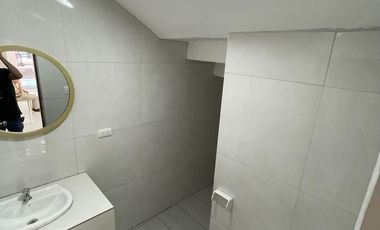 ARRIENDO LOCAL COMERCIAL CON AMPLIAS OFICINAS
