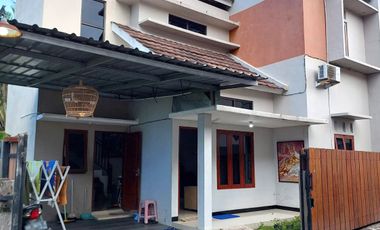 Rumah 2 Lantai Halaman Luas dekat Jalan Gito Gati