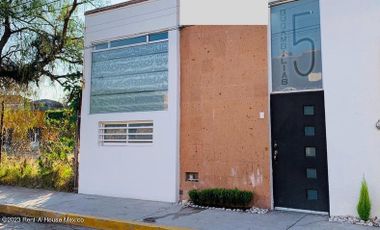 Casa a pie de calle en venta en San Juan del Rìo 3 recàmaras a cuatro cuadras del centro LP-23-5139