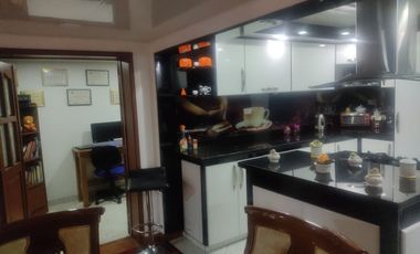 SE VENDE EXCELENTE CASA EN MODELIA , 5ALCOBAS FRENTE A PARQUE