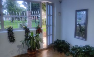 SE VENDE EXCELENTE CASA EN MODELIA , 5ALCOBAS FRENTE A PARQUE